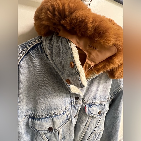 Levi’s Oversized Sherpa Trucker Jacket - Picture 5 of 7